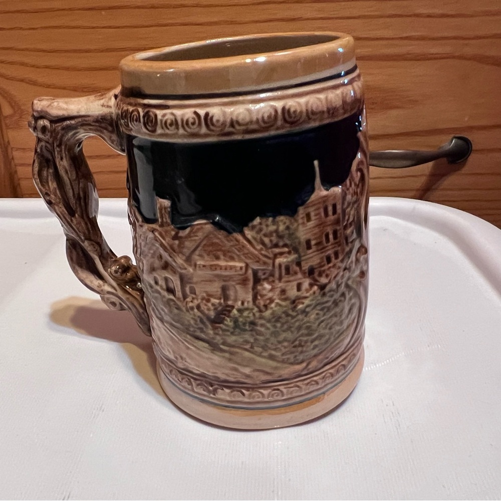 Vintage ceramic beer mugs. Set of four mismatched mugs. - Picture 11 of 16